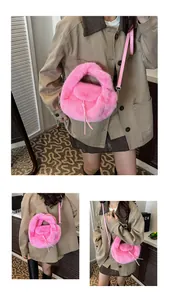 Détail du sac à main en fausse fourrure rose avec texture douce et bandoulière assortie
