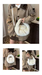 Détail du sac à main en fausse fourrure blanche montrant la texture douce et les boucles