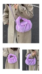 Détail du sac en fausse fourrure violette avec bandoulière sur un manteau beige