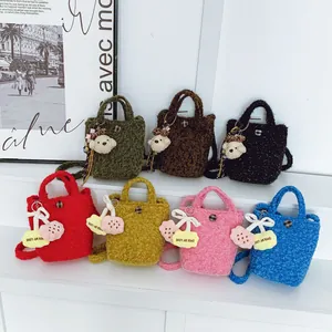 Schicke Plüsch-Stricktaschen Set in sieben Farben mit Bären- und Kirschanhängern