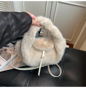 Détail d'un sac à main en fausse fourrure crème avec poignée épaisse et bandoulière
