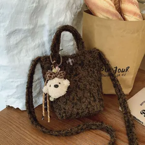 Braune Plüsch-Beuteltasche mit süßem Bärenanhänger und Schultergurt für den Winter