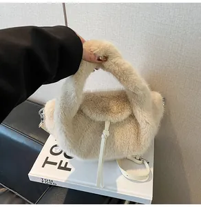 Détail du sac à main en fausse fourrure beige avec texture pelucheuse et sangle