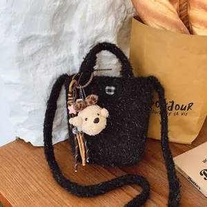 Schicke schwarze Plüsch Schultertasche mit Glitzerfasern und süßem Bärenanhänger