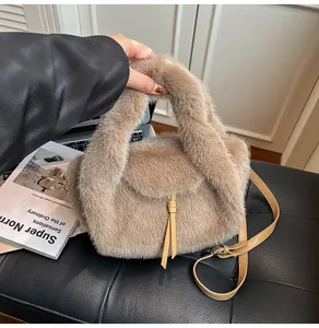Détail du sac à main en fausse fourrure marron avec cordon et bandoulière en cuir souple