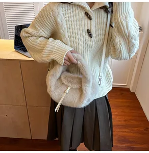 Détail d'un sac à main en fausse fourrure beige avec de longues franges en cuir blanc