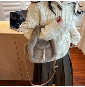 Détail d'un sac en fausse fourrure marron clair avec bandoulière en cuir en intérieur