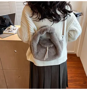 Vue détaillée d'un sac bandoulière en fausse fourrure gris-brun porté avec une tenue d'automne