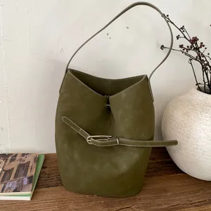 Minimalistische olivgrüne Beuteltasche aus strukturiertem Wildleder mit silberner Schnalle