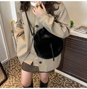 Détail du sac à épaule en fausse fourrure noire avec texture pelucheuse sur le mannequin