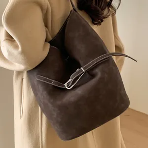 Minimale braune Wildleder-Beuteltasche mit Kontrastnähten und Schnallendetails