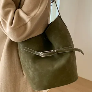 Dunkelgrüne Beuteltasche mit Kontrastnähten und Silberschnalle im minimalistischen Stil