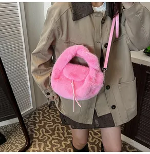 Gros plan détaillé du sac à main en fausse fourrure rose avec bandoulière en cuir
