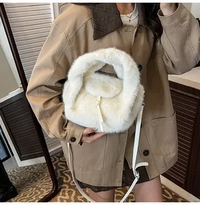 Détail de la texture en fausse fourrure blanche et bandoulière d'un sac en peluche