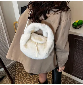 Vue arrière du sac à main en fausse fourrure blanche porté par un mannequin chez soi