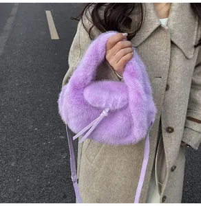 Détail du sac à main en fourrure violette duveteuse avec bandoulière sur manteau de laine