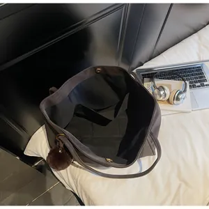 Détail intérieur du grand sac cabas en daim avec poche interne et fermoir aimanté
