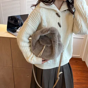 Sac à main en fausse fourrure marron avec bandoulière en cuir pour l'hiver chic