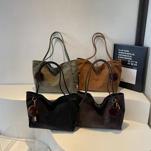 Grand Sac Cabas Femme en PU Mat Texture Daim Simple Sac à Épaule pour Trajet Quotidien Avec Pendentif Pompon