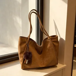 Sac cabas en daim marron avec pendentif en peluche et fines bandoulières quotidiennes