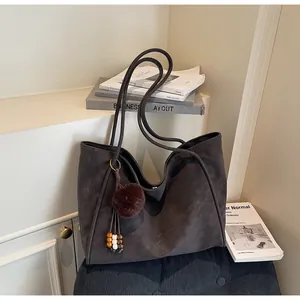 Grand sac cabas en daim gris foncé avec pompon décoratif et perles pour le quotidien