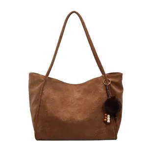 Grand sac cabas minimaliste en daim marron foncé pour femme avec détail de boule en peluche
