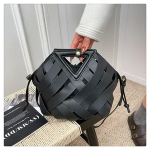 Dettaglio borsa a spalla in pelle intrecciata nera con manico triangolare e chiusura a coulisse