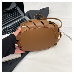 Dettaglio della borsa a tracolla in pelle intrecciata marrone con fodera in tela