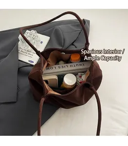 Interno spazioso di una borsa tote in pelle scamosciata marrone scuro con grande capacità