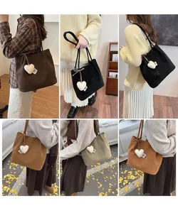 Collage di una modella che indossa borse tote in camoscio di vari colori con ciondolo