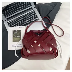 Dettaglio borsa a tracolla intrecciata bordeaux con fodera a coulisse e pelle