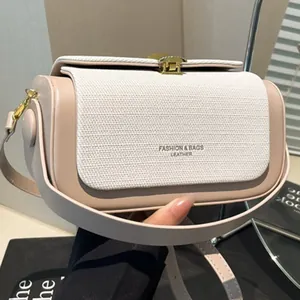 Petit sac carré mode beige avec rabat tissé et détails en métal doré pour le quotidien