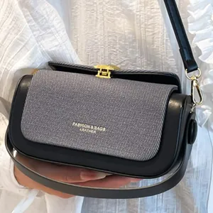 Sac à bandoulière chic bicolore noir et gris avec fermoir doré et sangle en cuir