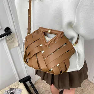 Borsa a tracolla intrecciata marrone con manico triangolare e custodia interna con coulisse