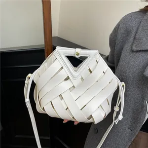 Borsa a tracolla intrecciata bianca con manico triangolare e sacchetto interno