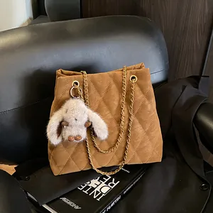 Dames Grote Capaciteit Gevoerde Ketting Tote Tas Imitatiesuède PU Leer Schoudertas Crossbody Tas Met Pluche Konijn Hanger Woon-werkverkeer Dagelijkse Handtas