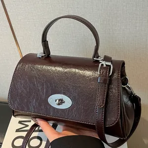 Damen Vintage PU Leder Umhängetasche Ölwachs Textur Handtasche Mit Metall Drehschloss Und Holzperlenanhänger Für Den Alltag