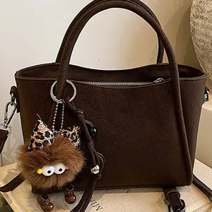 Sac Carré en Cuir PU pour Femmes Vintage Texture Mate Sac Fourre-tout Avec Charme de Monstre en Peluche Bandoulière Amovible Sac à Bandoulière Décontracté Quotidien