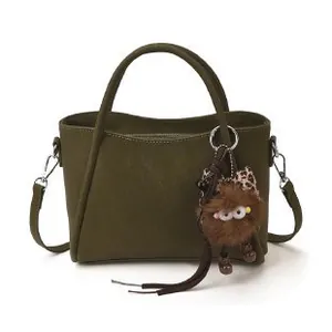 Sac à main vert olive mat pour femme avec breloque peluche et bandoulière amovible