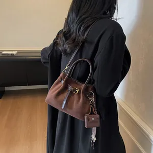 Retro Wildleder Eimertasche für Damen mit Ledergriff und dekorativem Schal-Detail