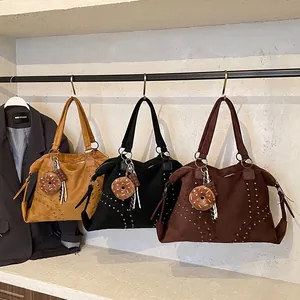Vintage Wildlederimitat Nieten Tote Bag Für Damen Große Kapazität Umhängetasche Mit Donut Anhänger Stilvolle Handtasche