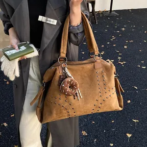 Große Shopper-Tasche aus Wildleder in Ingwergelb mit Nieten für den Herbstlook