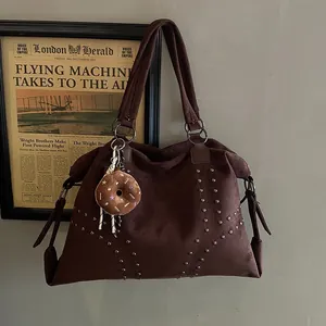 Große dunkelbraune Wildleder-Tote-Bag mit silbernen Nieten und Plüschanhänger für Damen