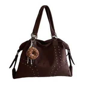 Große braune Wildleder-Tote-Bag mit silbernen Nieten und Donut-Anhänger für Damen