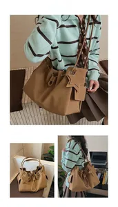 Dettaglio borsa a secchiello color cammello con coulisse e ciondolo a stella