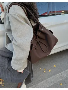 Dettaglio borsa tote in pelle testa di moro con ciondolo a stella e coulisse esterna