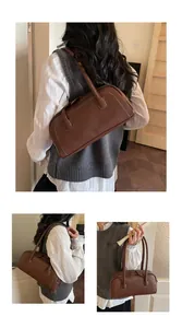 Borsa bowling in pelle marrone con cuciture a contrasto bianche mostrata in diversi stili
