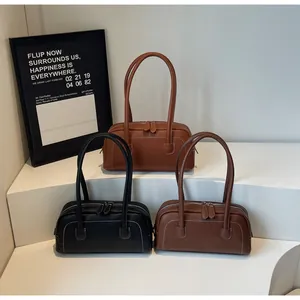 Borsa bowling vintage in pelle in tre colori con cuciture a contrasto su podi bianchi