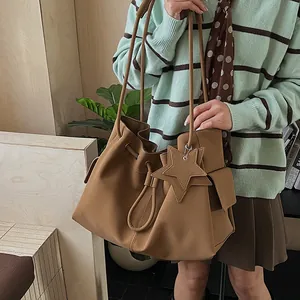 Borsa Tote Donna in Pelle PU di Grande Capacità Borsa a Tracolla con Coulisse e Pendaglio a Stella Borsetta da Pendolare Moda