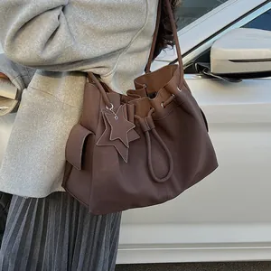 Grande borsa tote in morbida pelle marrone scuro con coulisse e ciondolo a stella